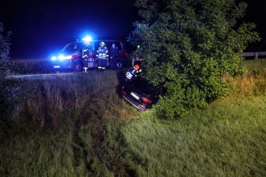 Unfallstelle ohne Unfalllenker in Marchtrenk fhrte zu nchtlichem Einsatz der Feuerwehr