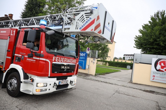Einsatz der Feuerwehr nach gemeldetem Gasgeruch in Bildungszentrum in Wels-Pernau