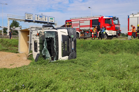 Schotter-LKW bei Unfall auf Wiener Strae in Traun in angrenzendem Feld umgestrzt