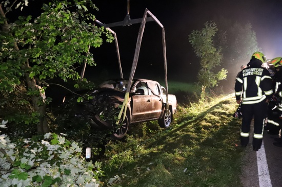 Auto bei Verkehrsunfall in Katsdorf in bewaldeter Bschung gelandet