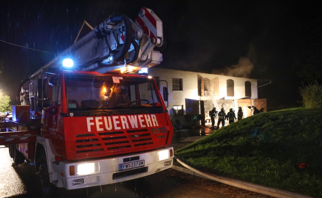 Vier Feuerwehren bei Brand in landwirtschaftlichem Nebengebäude in Ohlsdorf im Einsatz