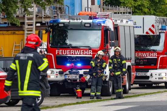 Isolieranstrich: Einsatzkr�fte bei vermutetem Gasgeruch auf Baustelle in Wels-Innenstadt im Einsatz