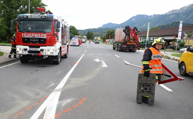 Autoüberschlag bei Kreuzungskollision auf Pyhrnpass Straße in Micheldorf in Oberösterreich