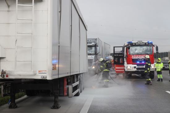 LKW-Brand auf Westautobahn bei Sattledt - Zwei Ersthelfer bei Lschmanahmen leicht verletzt