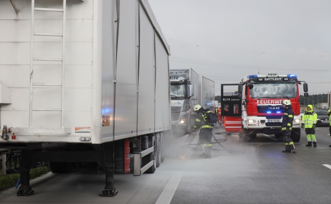 LKW-Brand auf Westautobahn bei Sattledt - Zwei Ersthelfer bei Löschmaßnahmen leicht verletzt