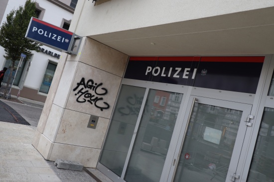 Sch�den durch Graffiti: Polizeiinspektion und viele weitere Objekte im Welser Stadtgebiet beschmiert