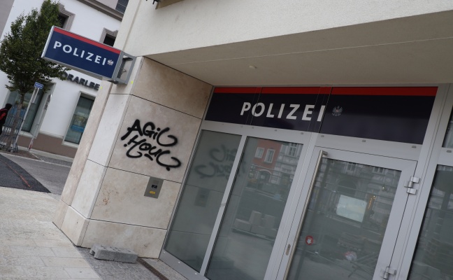 Schden durch Graffiti: Polizeiinspektion und viele weitere Objekte im Welser Stadtgebiet beschmiert