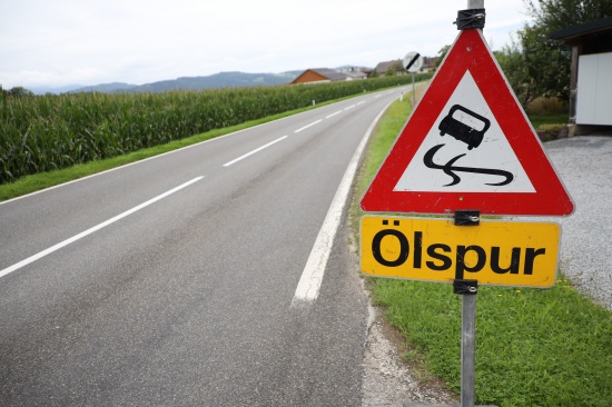 Sieben Kilometer lange lspur auf Scharnsteiner Strae durch Pettenbach