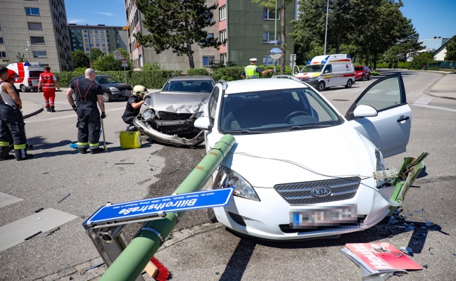 Kollision zweier Autos in einem Kreuzungsbereich in Wels-Vogelweide fordert zwei Verletzte