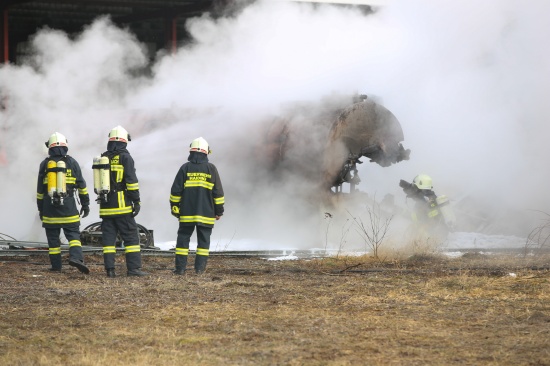 Feuerwehr musste brennenden Tankaufbau in Krenglbach löschen