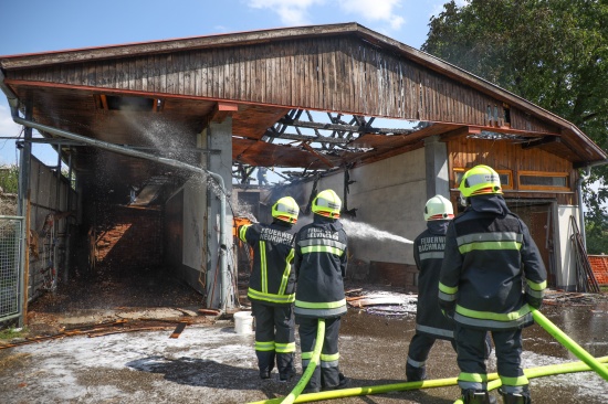 Drei Feuerwehren bei Garagenbrand neben Bauernhof in Neukirchen bei Lambach im Einsatz