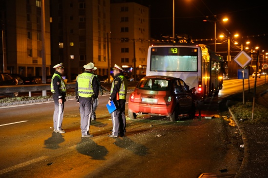 Schwerverletzte bei Verkehrsunfall zwischen O-Bus und PKW in Leonding