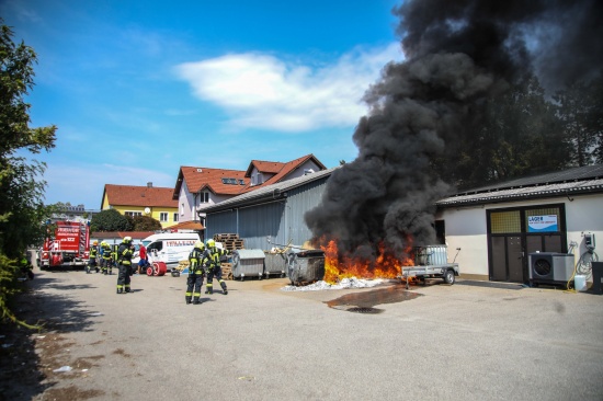 Brand mehrerer Abfallcontainer auf Firmengel�nde in Marchtrenk