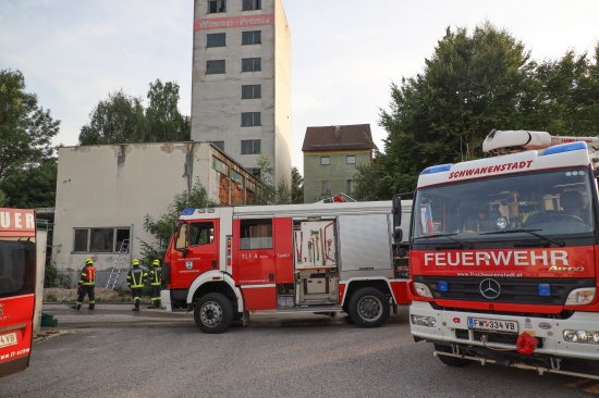 Gefährlicher Brandeinsatz in teilweise einsturzgefährdeter alter Mühle in Schwanenstadt