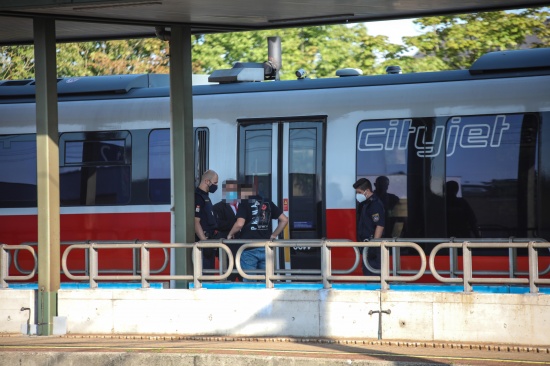 Rabiater Fahrgast sorgt f�r gr��eren Einsatz der Polizei am Bahnhof in Marchtrenk