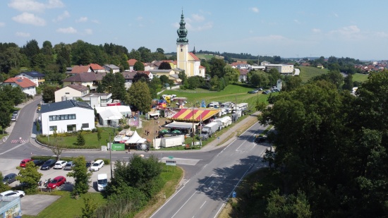 Mdchen (14) in Kallham vor Kirtag beim berqueren der Strae von Auto erfasst und schwer verletzt