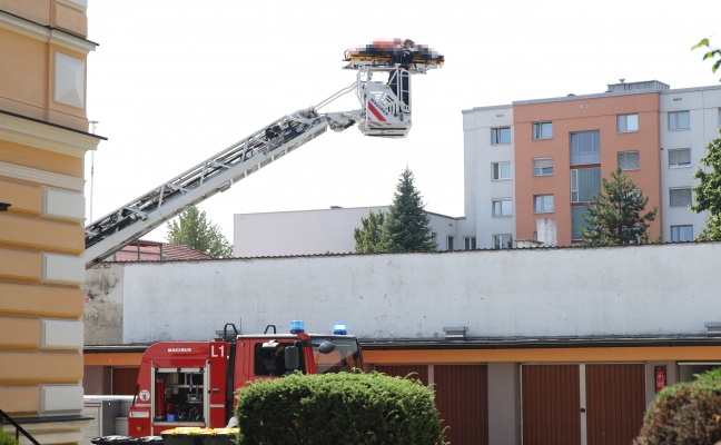 Feuerwehr untersttzte Rettung und Notrztin bei Abtransport einer gestrzten Frau in Wels-Neustadt