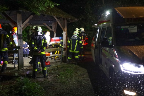 Rettung einer verletzten Person am Reinberg in Thalheim bei Wels w�hrend heftigem Gewitter