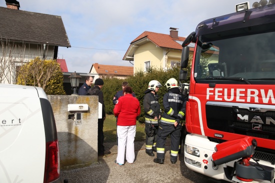 Einsatz und leichtverletzte Bewohnerin wegen defekten Kamin in einem Einfamilienhaus