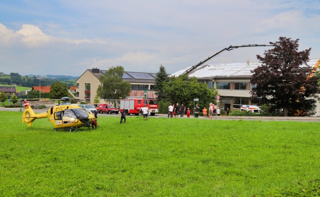 Arbeiter durch Dach gestürzt: Einsatzkräfte bei Personenrettung in Gramastetten im Einsatz