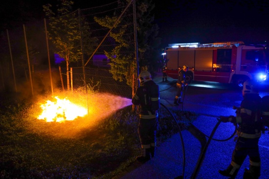 Feuerwehr bei Brand eines Mllgrobehlters in Wels-Neustadt im Einsatz
