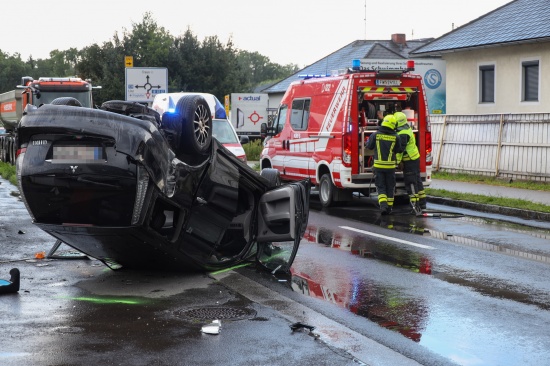 Autoberschlag bei heftiger Kollision auf Kremstalstrae in Ansfelden