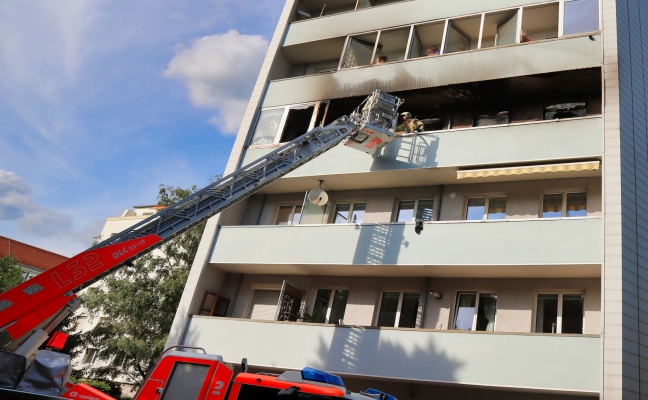 Größerer Einsatz der Feuerwehr bei Balkonbrand bei Mehrfamilienhaus in Linz-Innere Stadt