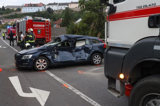 Kreuzungscrash in Enns: Lenker nach Verkehrsunfall mit LKW durch Feuerwehr aus Auto befreit