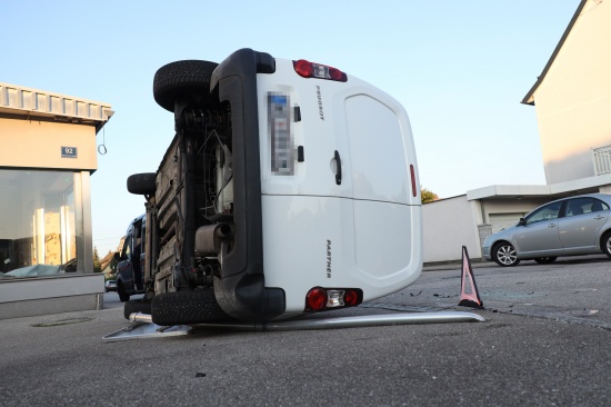 Kleintransporter bei Unfall in Wels-Neustadt berschlagen