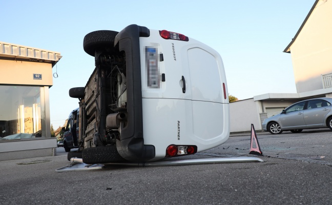 Kleintransporter bei Unfall in Wels-Neustadt überschlagen