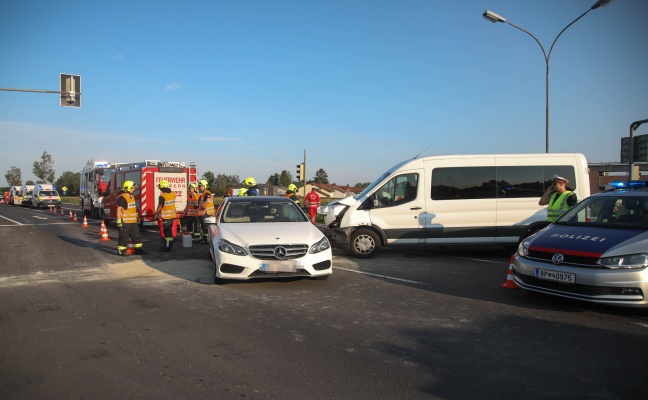 Kreuzungskollision zwischen PKW und Kleinbus auf Wiener Strae in Marchtrenk