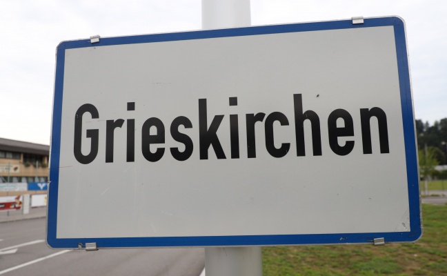 Nächtliche Menschenrettung nach Verkehrsunfall aus Auto in Grieskirchen