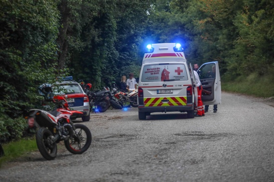 Verkehrsunfall mit zwei Mopeds und junger Fugngerin in Weikirchen an der Traun