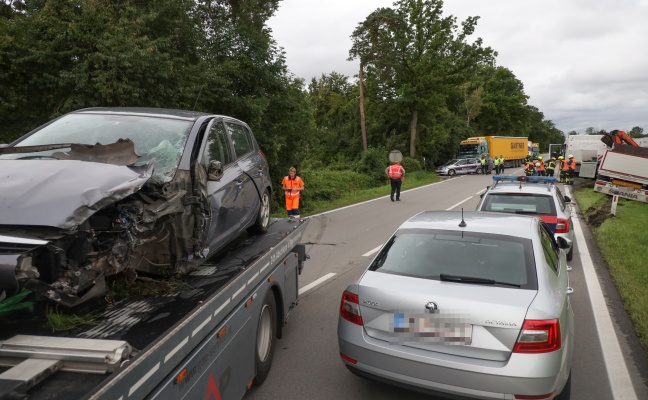 Schwere Kollision zwischen LKW und PKW auf Wiener Straße bei Gunskirchen