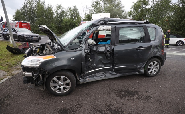 Autolenkerin nach Crash mit LKW in Asten durch Feuerwehr aus Unfallfahrzeug befreit