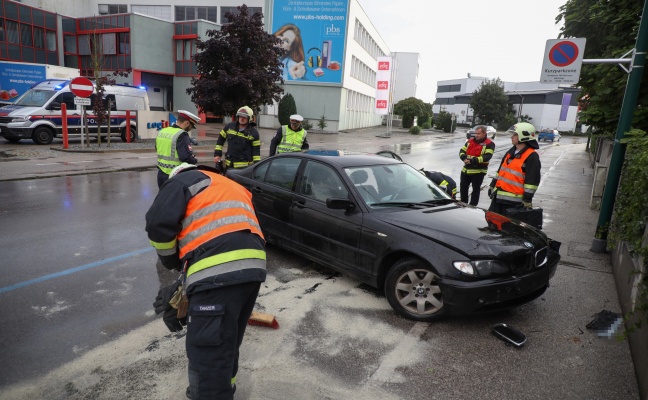 Verkehrsunfall mit mutmaßlich gestohlenem Auto in Wels-Vogelweide