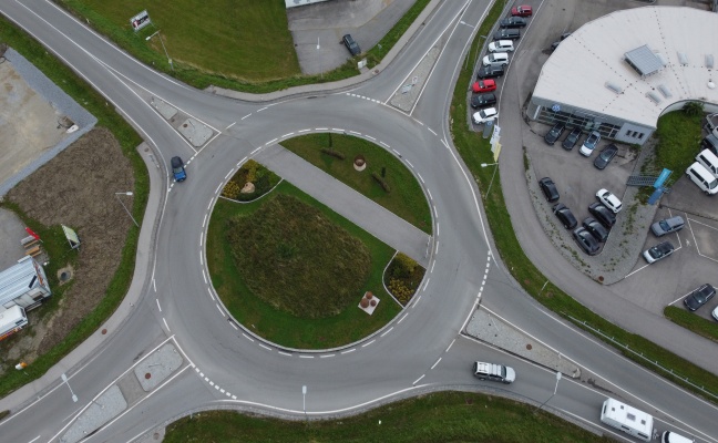 Kreisverkehr-Drifter landete in Haag am Hausruck bei Fluchtversuch vor Polizei auf Wiesenkuppe
