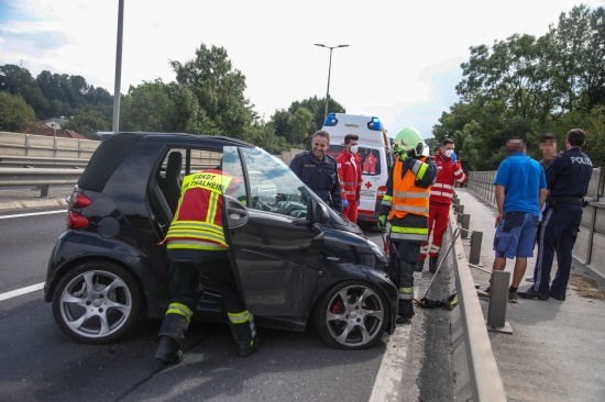 Auto bei Unfall auf Traunbrcke der Pyhrnpass Strae zwischen Thalheim bei Wels und Wels umgekippt