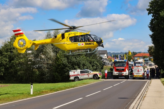 Schwerer Verkehrsunfall in Waizenkirchen - berschlagenes Auto am Dach liegend im Wegbach gelandet