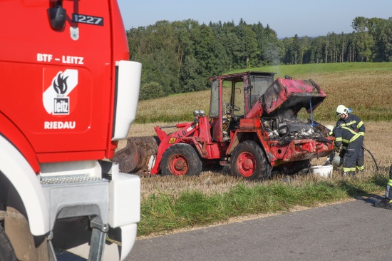 Drei Feuerwehren bei Brand eines Radladers in Riedau im Einsatz