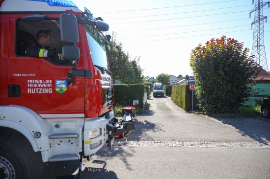 Personenrettung: Verletzte Frau in Traun durch Feuerwehr aus Poolschacht gerettet