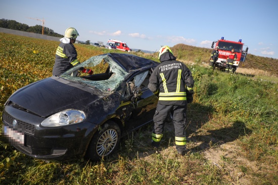 Lenker nach Autoberschlag auf Eferdinger Strae bei Hinzenbach aus Unfallfahrzeug gerettet