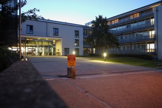 Feuerwehreinsatz: Frau in Alten- und Pflegeheim in Ried im Innkreis im Bett eingeklemmt