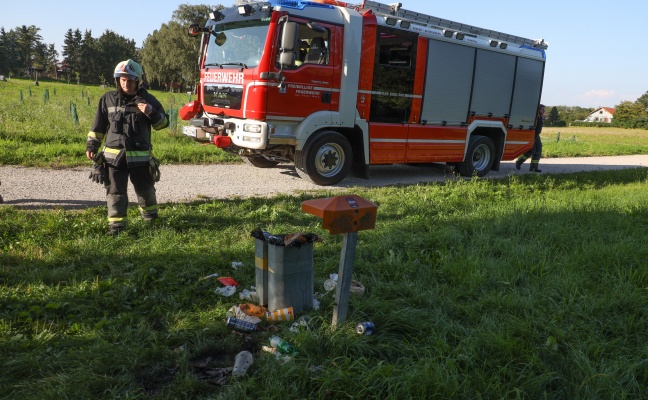 Feuerwehr und Polizei bei Kleinbrand entlang eines Fuweges in Wels-Vogelweide im Einsatz