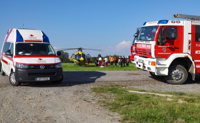 Personenrettung: Arbeiter bei Sturz von der Leiter in Prambachkirchen schwer verletzt