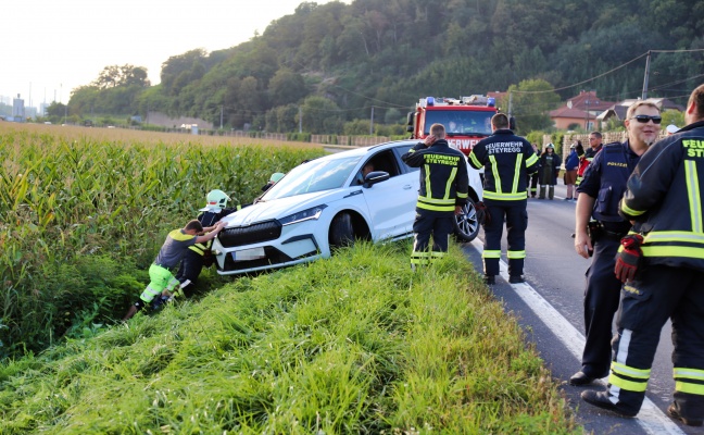 PKW-Lenker verlor in Steyregg Kontrolle über sein Fahrzeug und landete in Rübenfeld