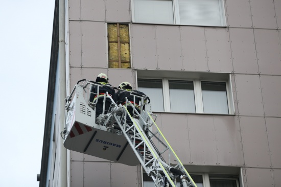 Feuerwehr bei Sturmschaden an einer Hausfassade in Wels-Neustadt im Einsatz