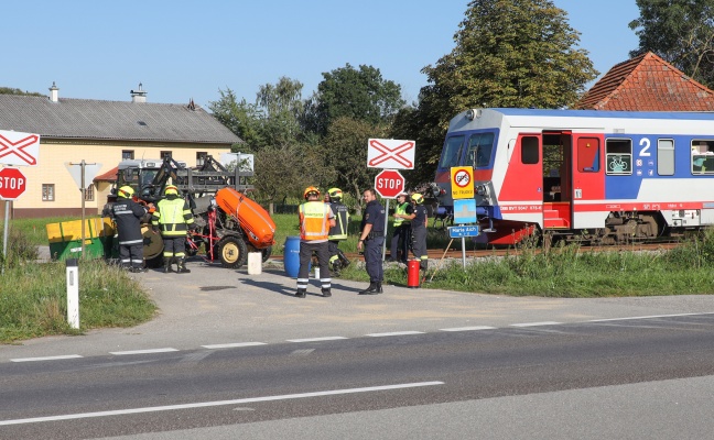 Schwere Kollision zwischen Traktor und Regionalzug auf Bahnübergang in Aurolzmünster