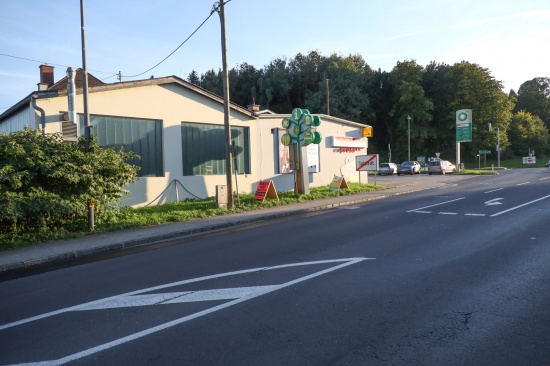 berlaufender Kanal: Kurioser berflutungseinsatz bei strahlendem Sonnenschein in Sattledt