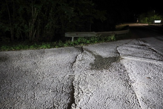 Einsatzkrfte zu Verkehrsunfall mit eingeklemmter Person nach Traunkirchen alarmiert